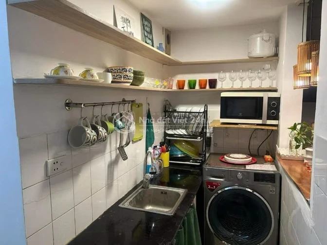 Cho thuê căn hộ tầng 4 phố Châu Long, 50m2 + sân vườn, đủ đồ đẹp