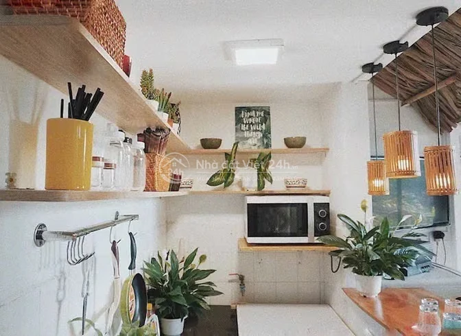 Cho thuê căn hộ tầng 4 phố Châu Long, 50m2 + sân vườn, đủ đồ đẹp