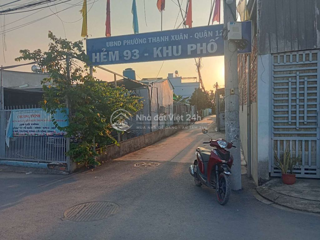 Nhà 3,3x5m hẻm thông trước nhà 2,8 ra 9m là hẻm xe tải