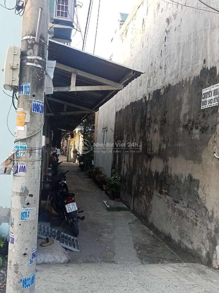 Nhà 3,3x5m hẻm thông trước nhà 2,8 ra 9m là hẻm xe tải