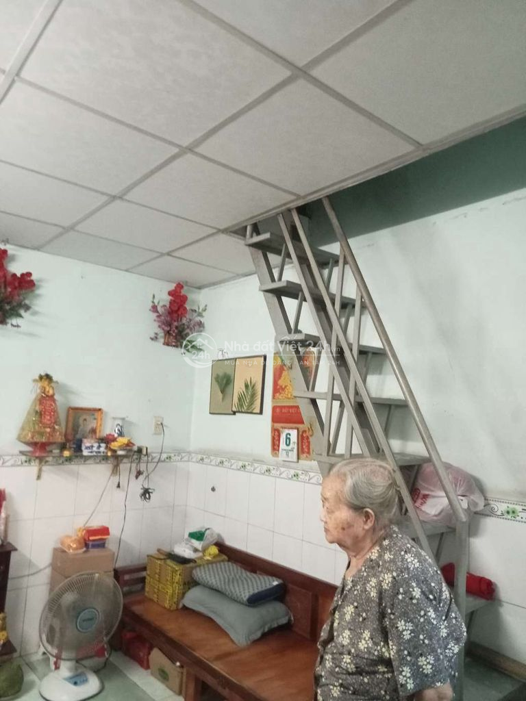 Nhà 3,3x5m hẻm thông trước nhà 2,8 ra 9m là hẻm xe tải