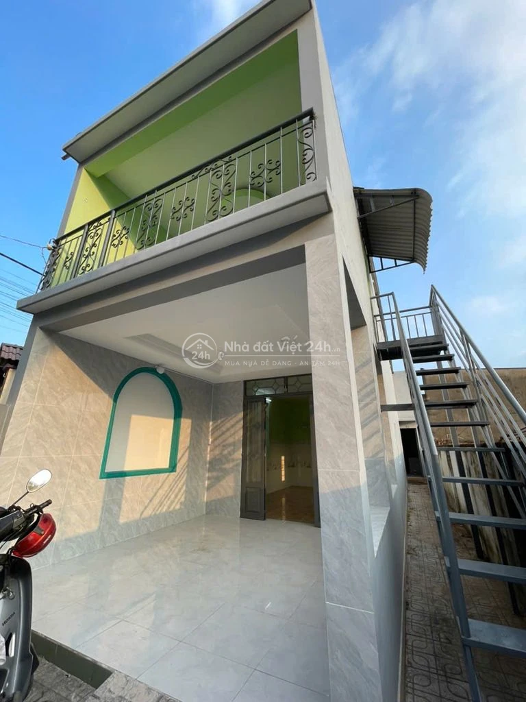 Anh cần tiền bán nhà lầu gần mặt tiền đường Hùng Vương giá 2,1 có TL
