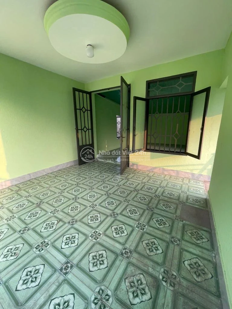 Anh cần tiền bán nhà lầu gần mặt tiền đường Hùng Vương giá 2,1 có TL