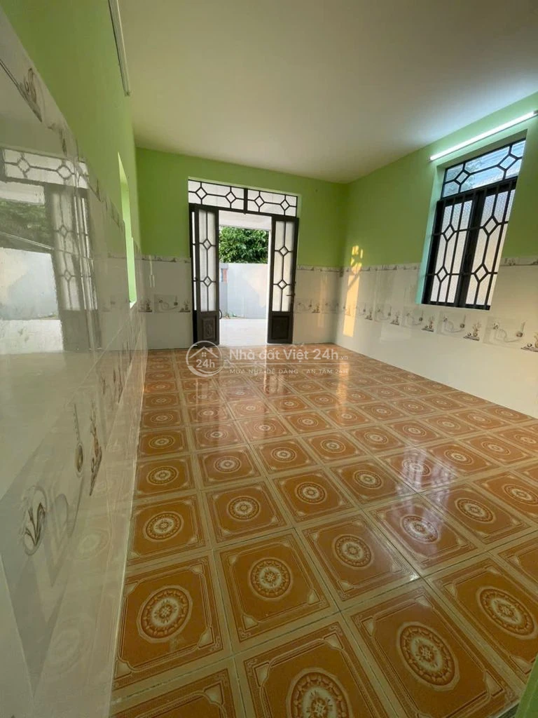 Anh cần tiền bán nhà lầu gần mặt tiền đường Hùng Vương giá 2,1 có TL