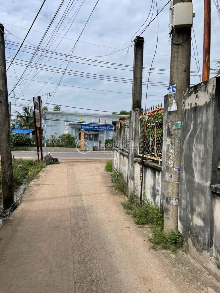 Anh cần tiền bán nhà lầu gần mặt tiền đường Hùng Vương giá 2,1 có TL
