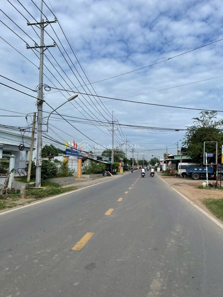 Anh cần tiền bán nhà lầu gần mặt tiền đường Hùng Vương giá 2,1 có TL