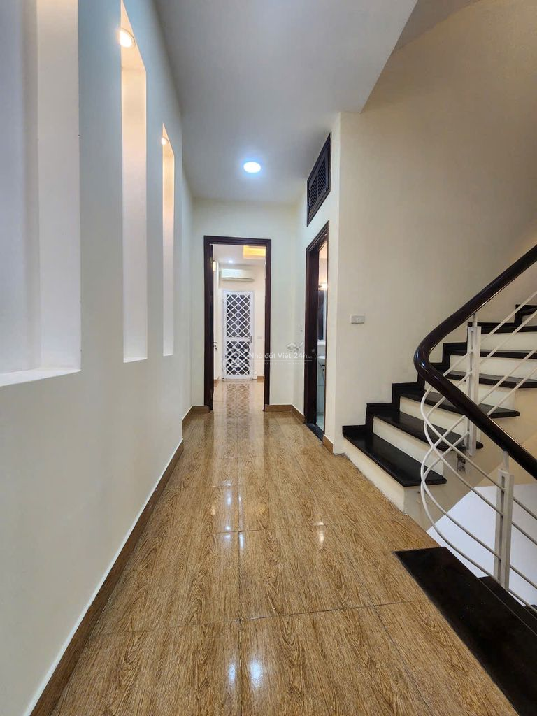 🏡 Bán Nhà 49m2 Đê La Thành, Ô Chợ Dừa, Đống Đa, Giá 8.9 Tỷ