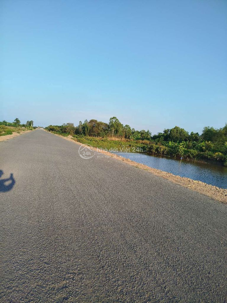KẸT TIỀN GIẢM GIÁ BÁN GẤP ĐẤT NỀN 2MẶT TIỀN ĐƯỜNG LỘ ĐÔNG TÂY