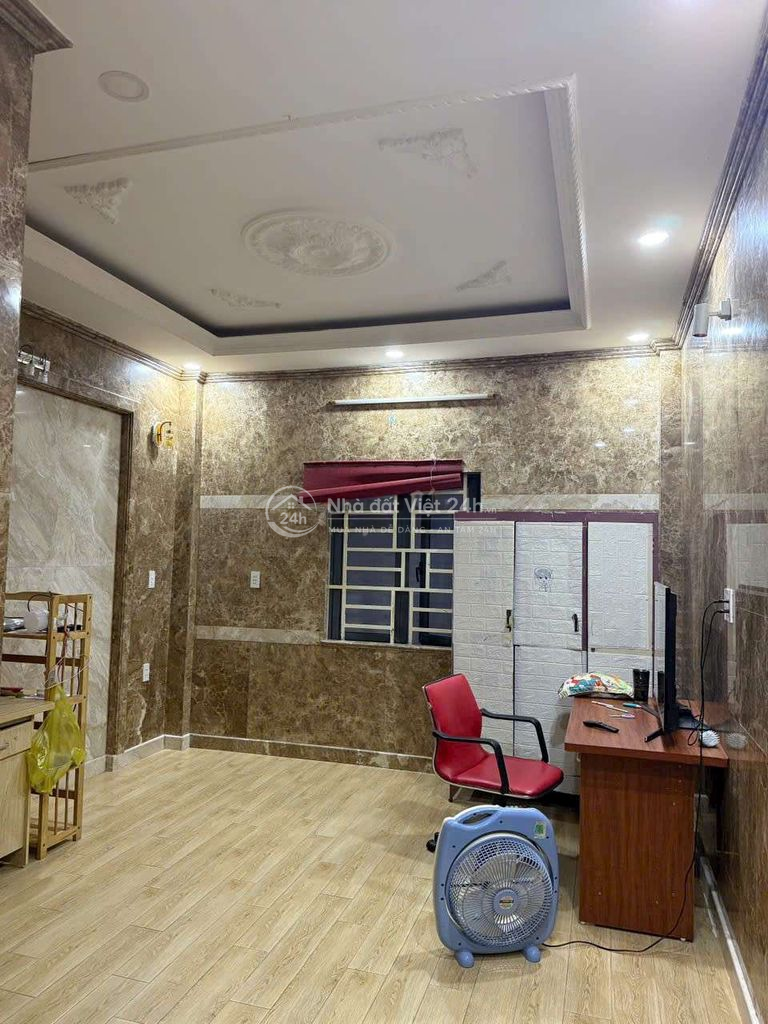 bán nhà 1 trệt 3 lầu mặt tiển đường tl40 ngay cổng trường học