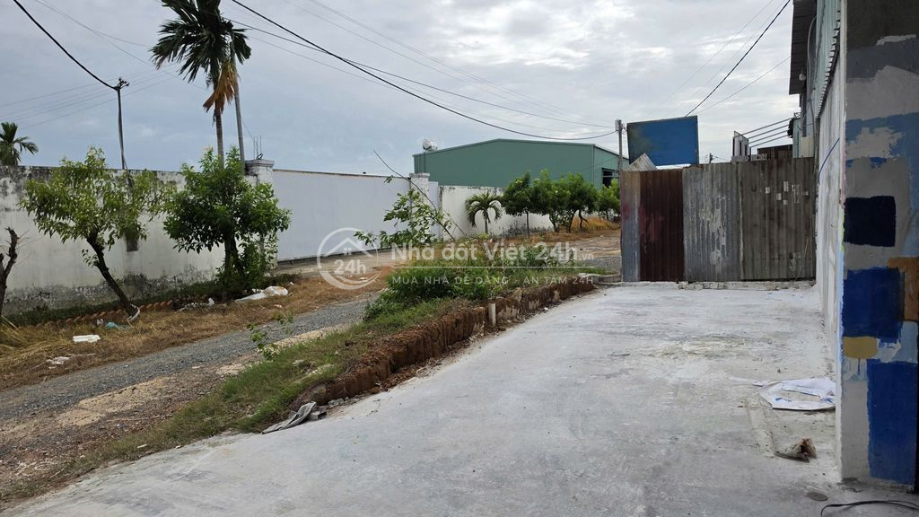 Bán nhà xưởng 20x45, xây full, mặt tiền Nguyễn Thị Ly, gần ngã 3 Giồng