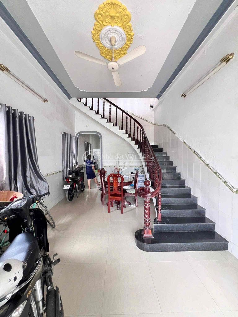 Mặt tiền ò mổ dẫn đến Trần Nam Phú