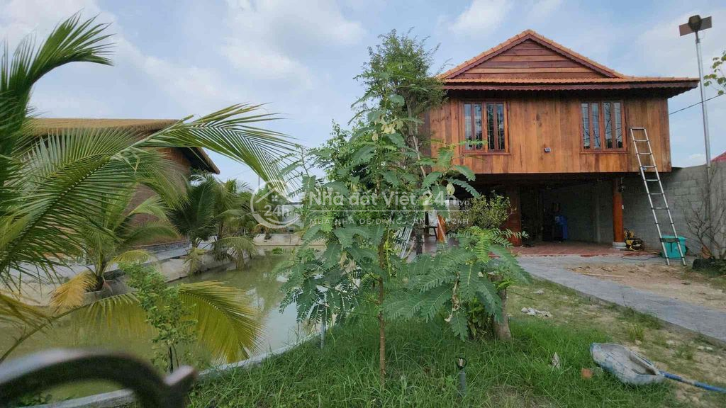 cần cho thuê nguyên khu homestay 3000m2 mặt tiền đường dt825 10 phòng
