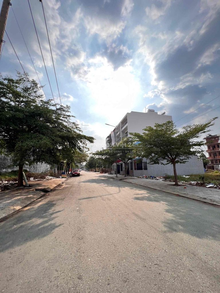 BÁN GẤP NỀN 6x17,5m VIEW HỒ ĐS.10 GIÁ SANG TÊN 2tỷ380