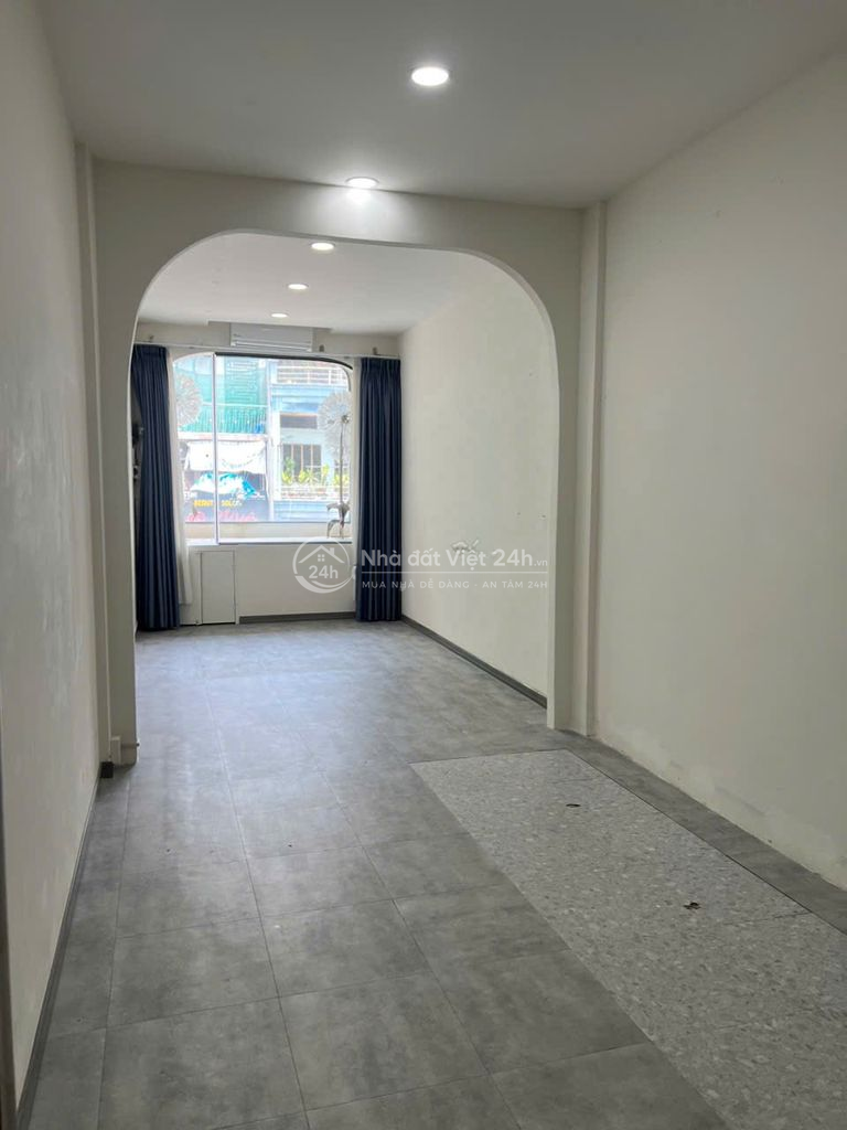 Bán nhà mặt tiền đường Nguyễn Thiện Thuật, Quận 3