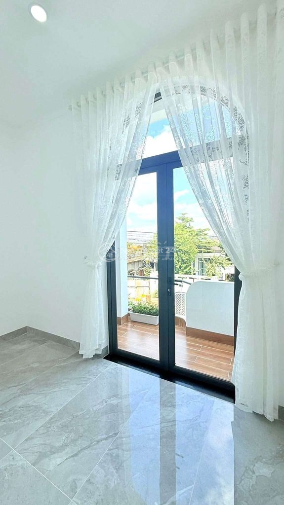 bán nhà mê lệch hiện đại mới 100% thôn 3 Cư Ebur