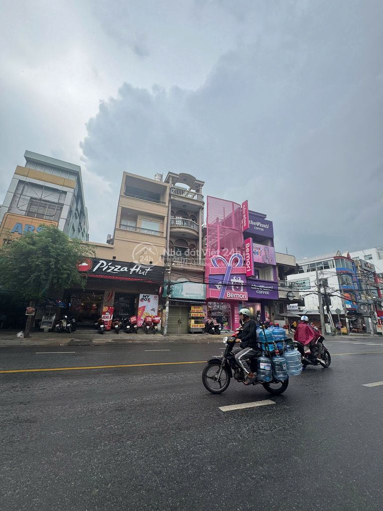 Giảm 5 tỷ bán gấp nhà Nguyễn Gia Trí (D2) đoạn đẹp cho thuê 50tr/tháng