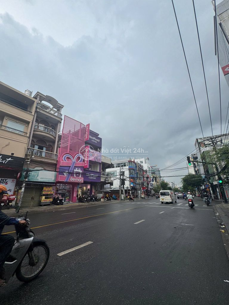 Giảm 5 tỷ bán gấp nhà Nguyễn Gia Trí (D2) đoạn đẹp cho thuê 50tr/tháng
