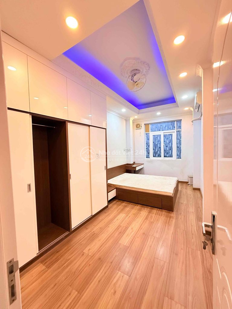 Cho thuê nhà 5 phòng ngủ ngay trung tâm Q1,5