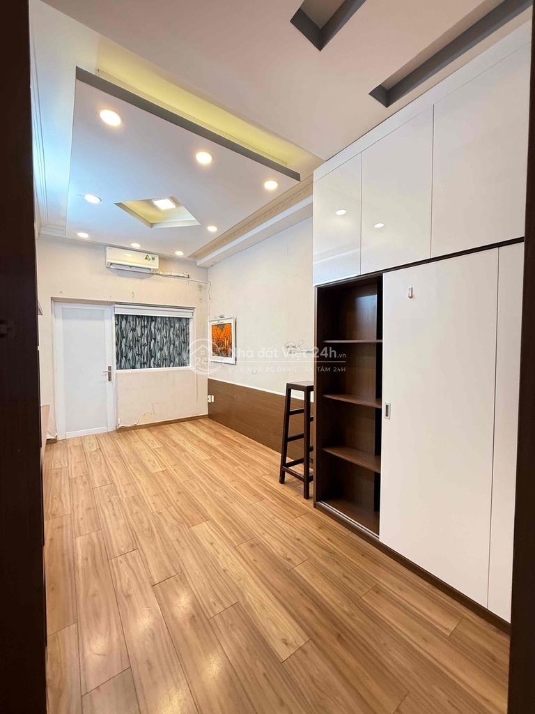 Cho thuê nhà 5 phòng ngủ ngay trung tâm Q1,5
