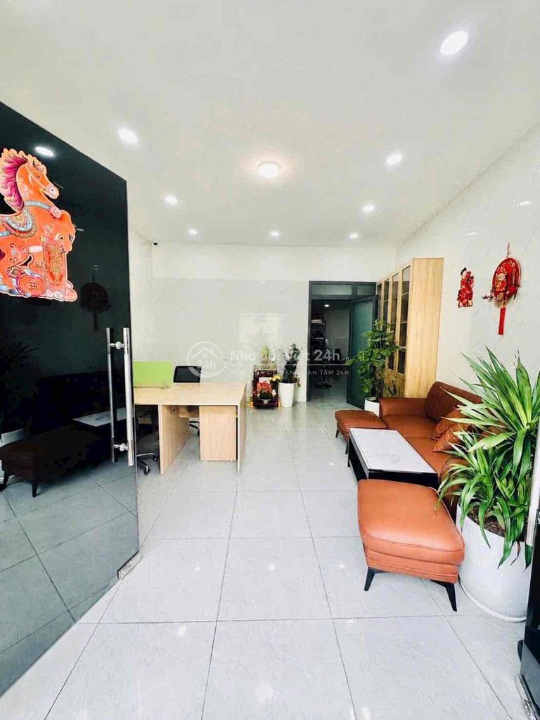 NHÀ ĐẸP 2 TẦNG - DT 5M x 16M NỞ HẬU 9M - XE HƠI NGỦ TRONG NHÀ - 1 CĂN