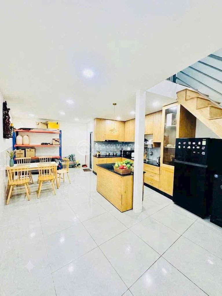 NHÀ ĐẸP 2 TẦNG - DT 5M x 16M NỞ HẬU 9M - XE HƠI NGỦ TRONG NHÀ - 1 CĂN