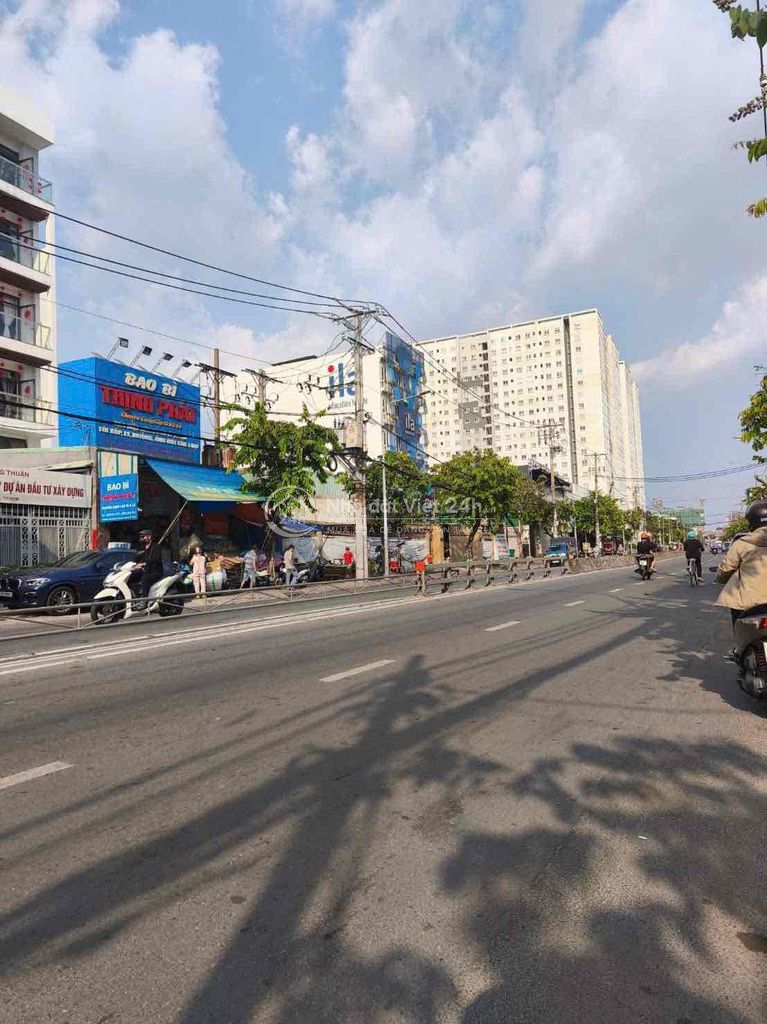 NHÀ ĐẸP 2 TẦNG - DT 5M x 16M NỞ HẬU 9M - XE HƠI NGỦ TRONG NHÀ - 1 CĂN