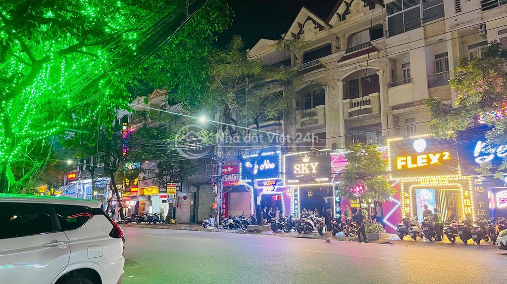 chính chủ rất cần bán gấp nhà Văn Cao 4 tầng oto đỗ cạnh nhà ngày đêm