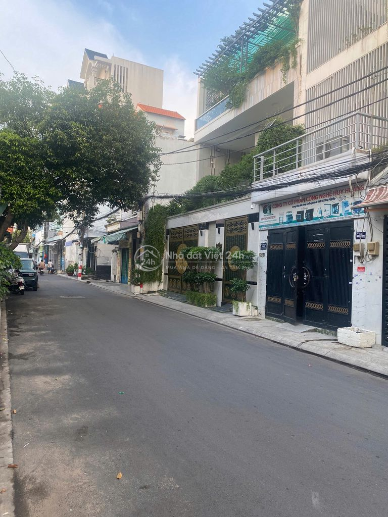 nhà 4,5 x 15 m 3 tầng 6 tỷ oto ngủ nhà ngay etown 2 sân bay