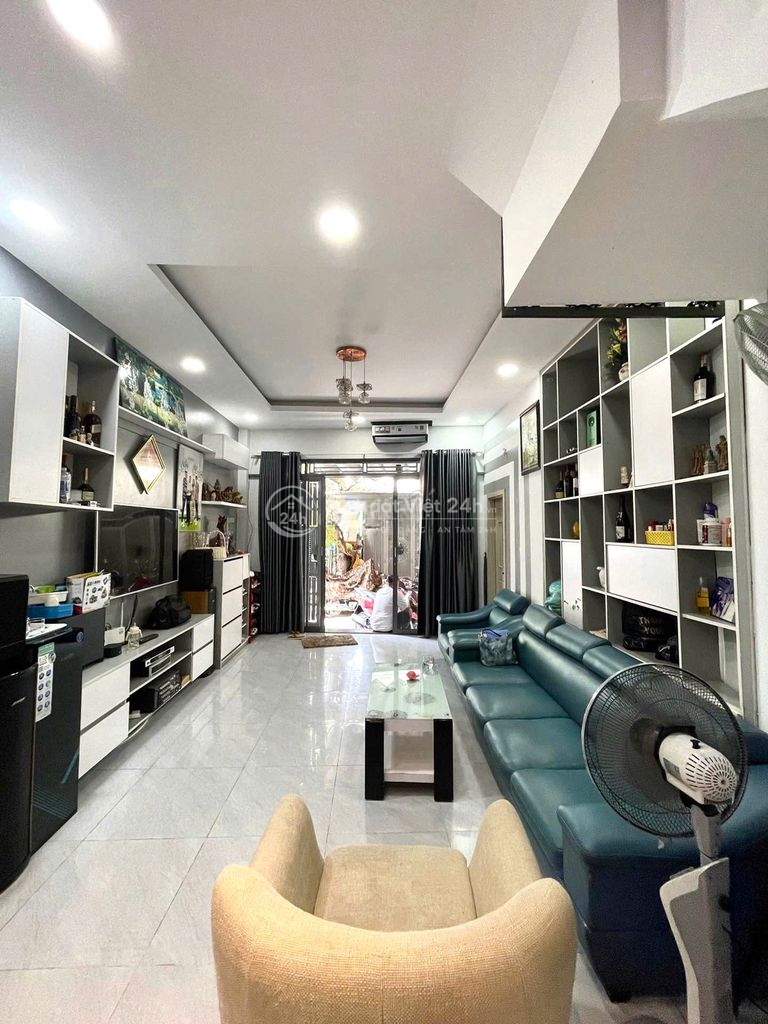 nhà 4,5 x 15 m 3 tầng 6 tỷ oto ngủ nhà ngay etown 2 sân bay