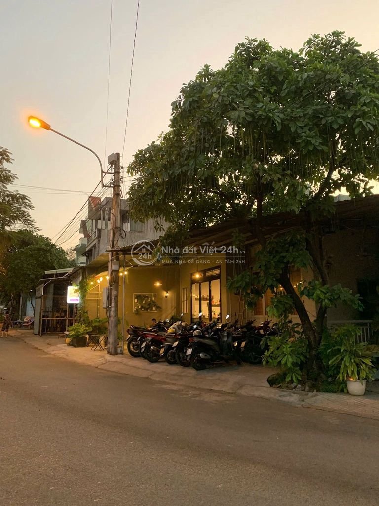 Cần sang quán cà phê kết hợp đồ ăn Hàn Quốc