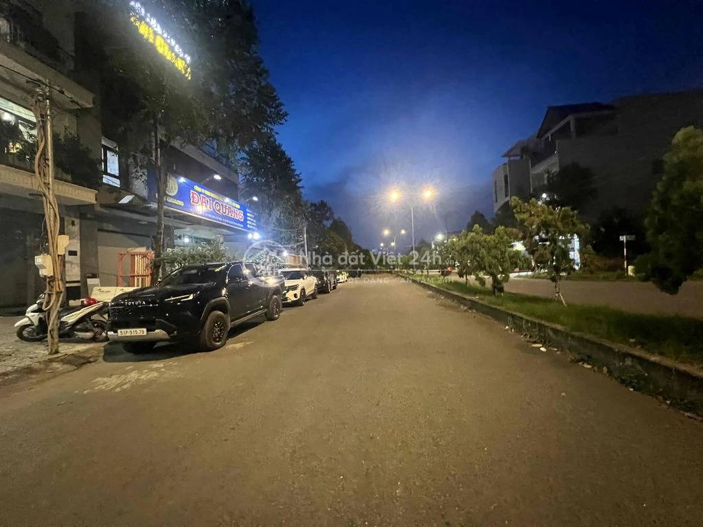 Nhà Mới 4 Tầng trục chính Đường D1 Lộ 30m Kdc Hồng Loan Block đầu