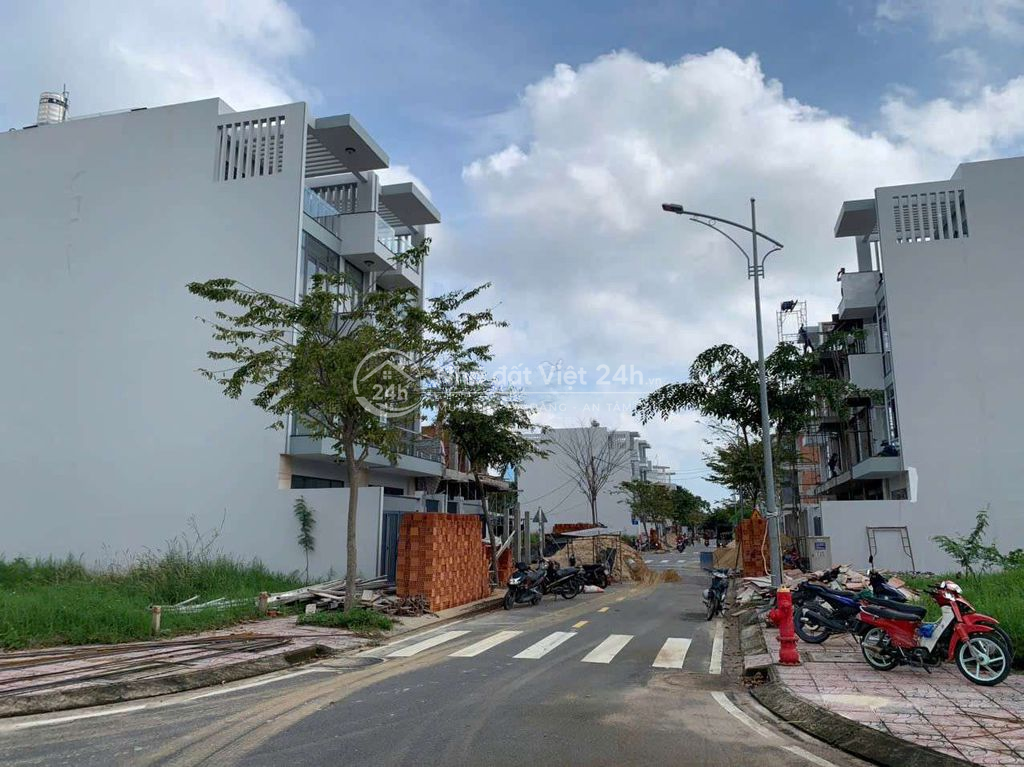 NHÀ MẶT TIỀN 5X24M, NGAY CHỢ ĐẦU MỐI HÓC MÔN - 3 LẦU