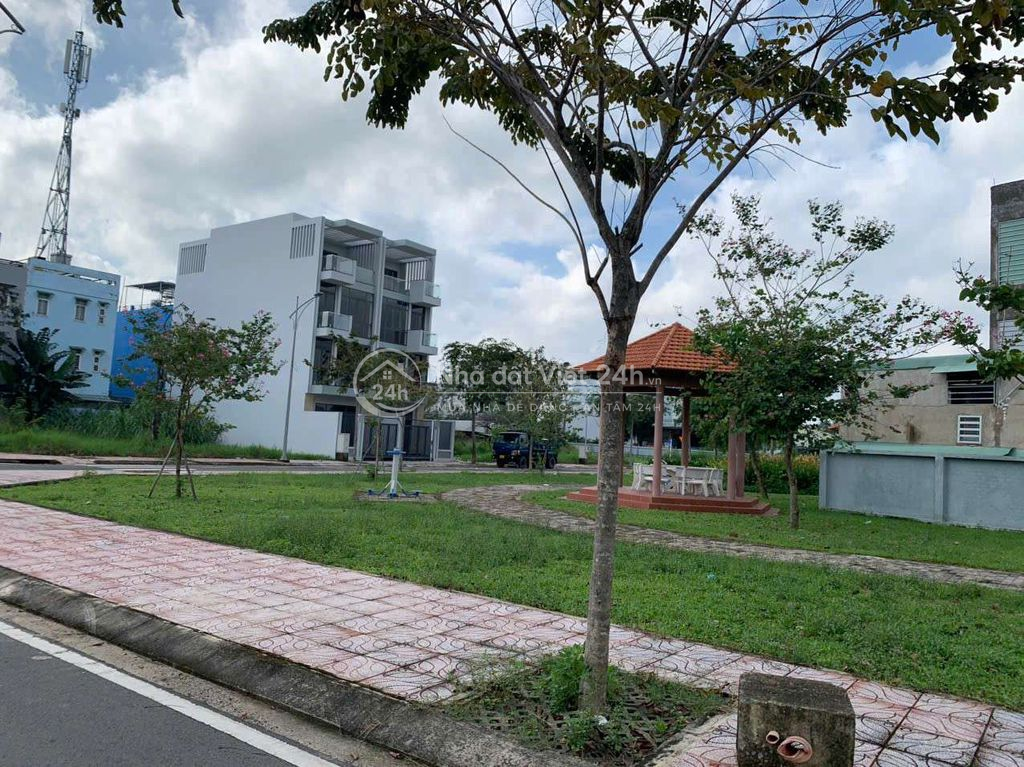 NHÀ MẶT TIỀN 5X24M, NGAY CHỢ ĐẦU MỐI HÓC MÔN - 3 LẦU