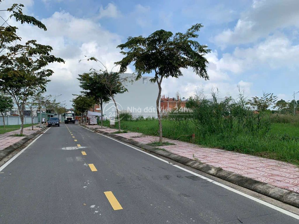 NHÀ MẶT TIỀN 5X24M, NGAY CHỢ ĐẦU MỐI HÓC MÔN - 3 LẦU