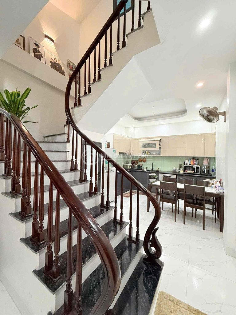 Bán nhà 3 tầng hướng ĐÔNG NAM, đường Phan Bá Vành, khu trung tâm