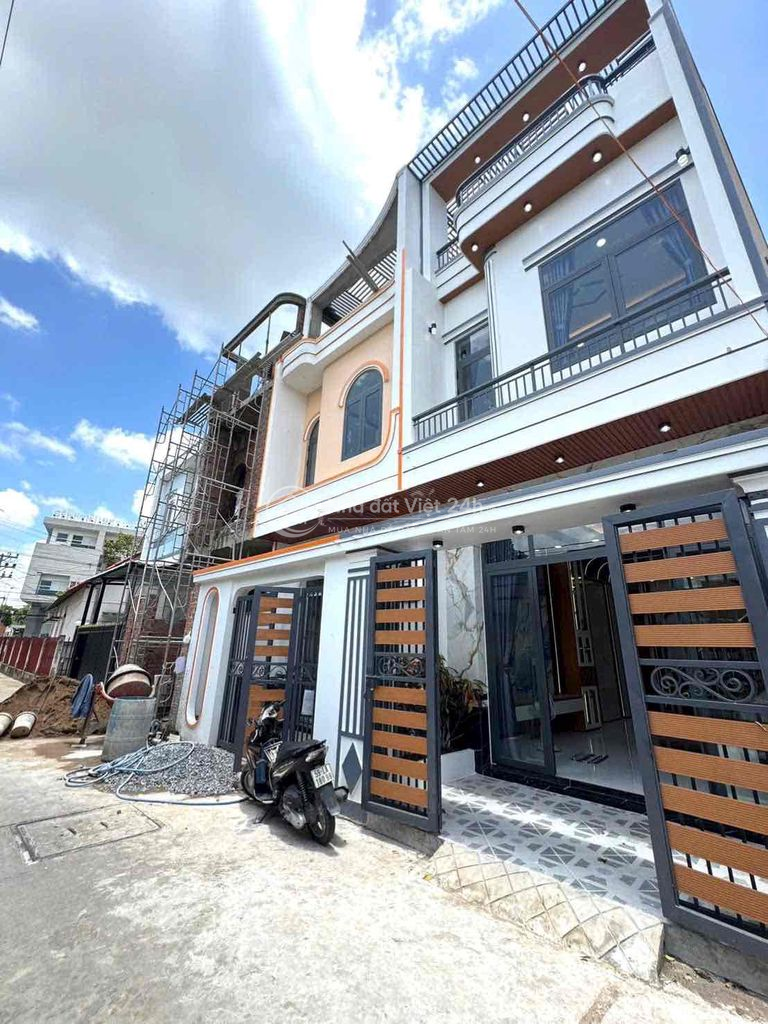 Nhà Mới Xây 2 Lầu 4,5 x 15m (Hậu 5m) Vị Trí Đẹp Mặt Tiền Đường . SHR