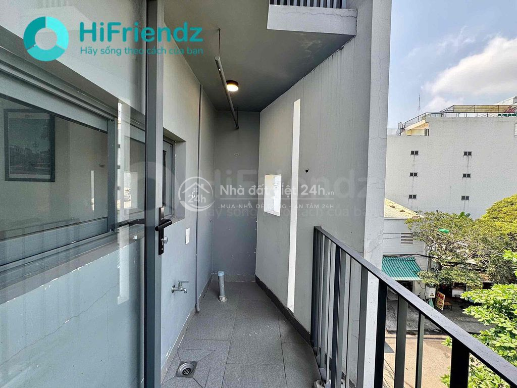 Bóc seal Duplex ban công ngay Nguyễn Gia Trí