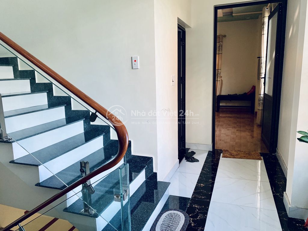 Cho thuê nhà phố Văn Cao, DT: 65m2, 3 p.ngủ full đồ.