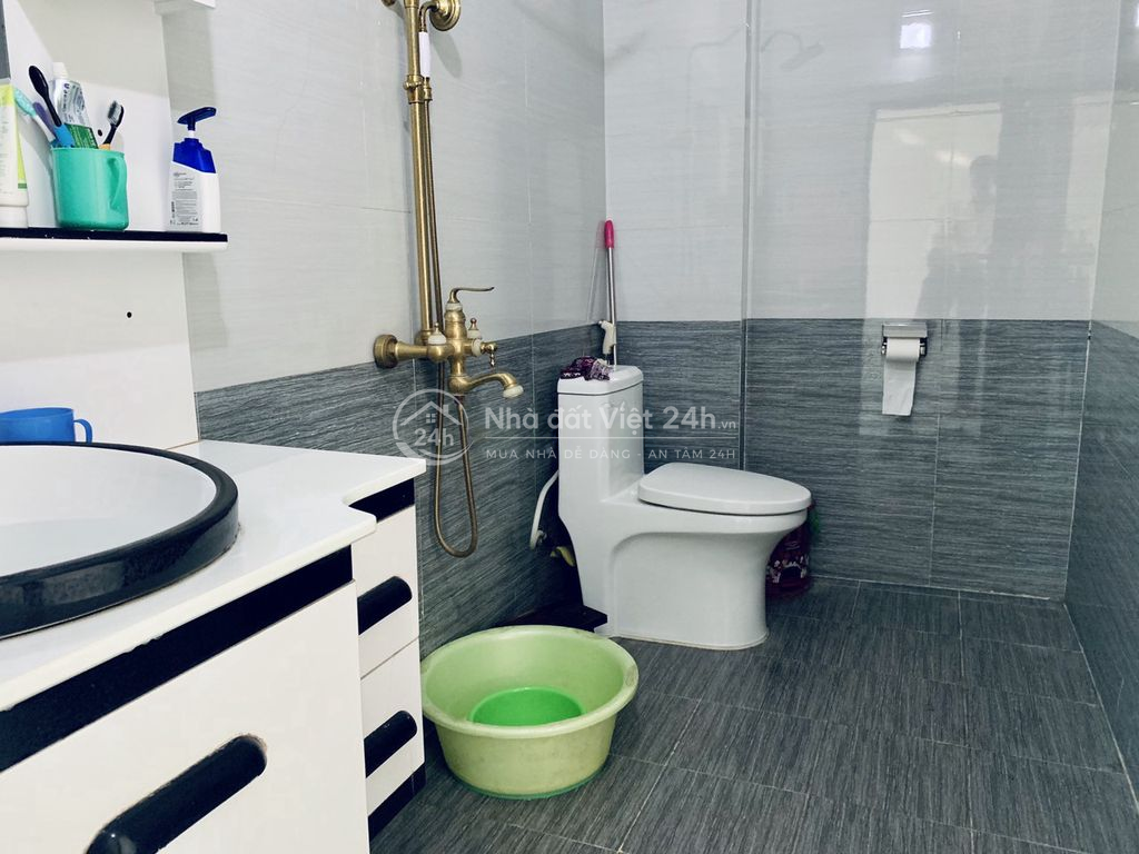 Cho thuê nhà phố Văn Cao, DT: 65m2, 3 p.ngủ full đồ.