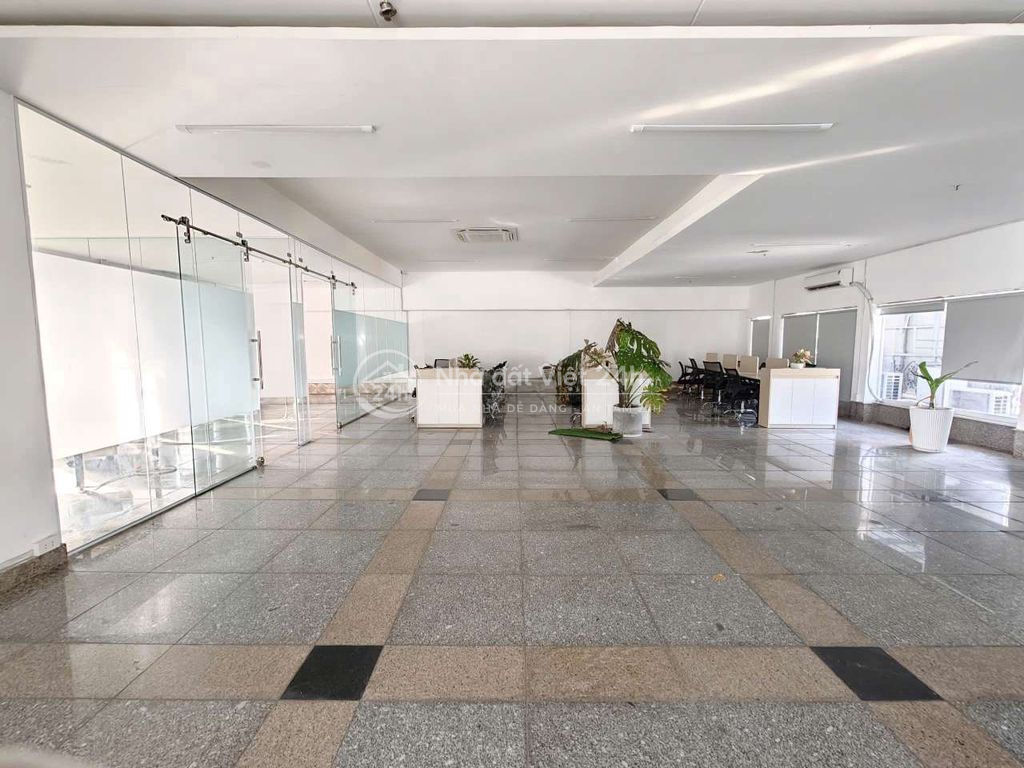 Cho thuê tòa nhà khách sạn dt 1800m2 có 33 pn