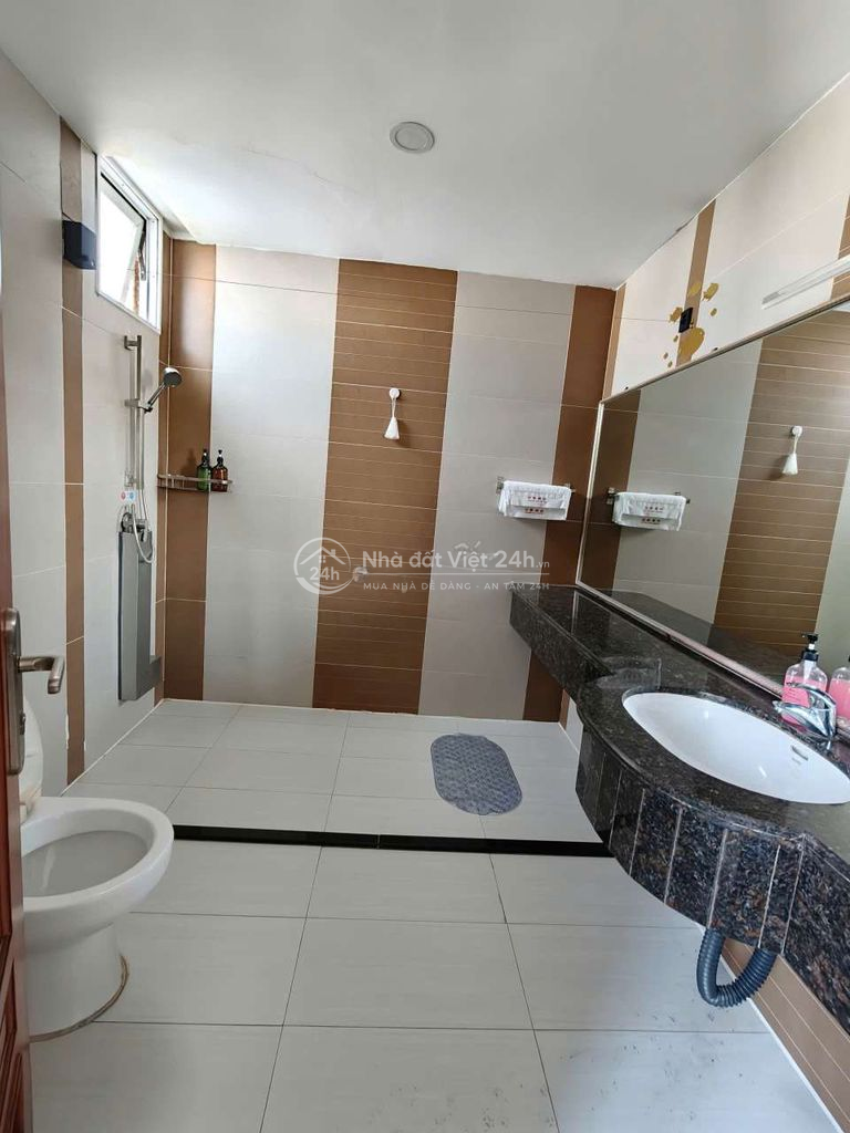 Cho thuê tòa nhà khách sạn dt 1800m2 có 33 pn