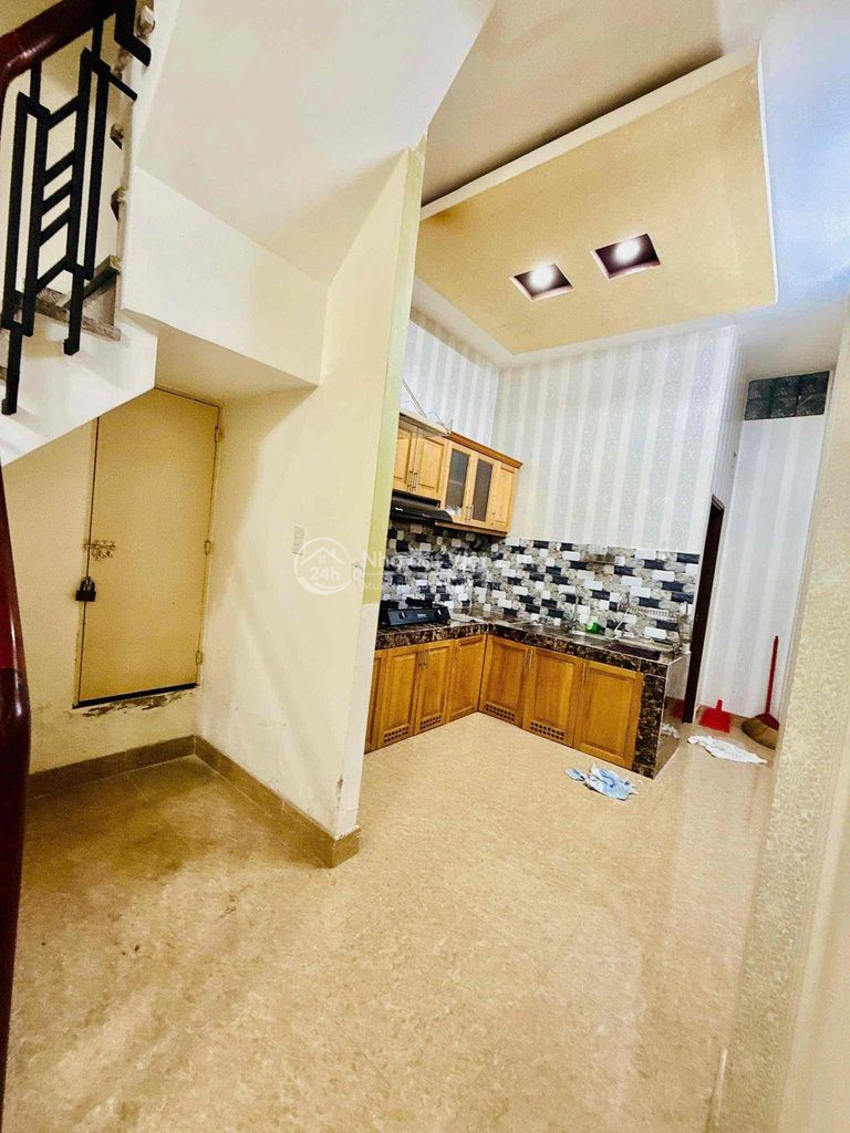 CHO THUÊ GẤP NHÀ 3PN QUẬN 4 MỚI 3 TẤM ĐỦ NỘI THẤT
