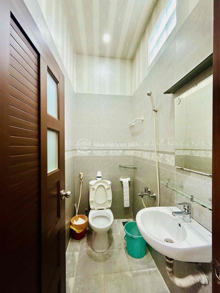 CHO THUÊ GẤP NHÀ 3PN QUẬN 4 MỚI 3 TẤM ĐỦ NỘI THẤT