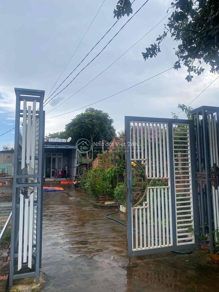 Cần bán nhà ở kèm đất full thổ cư và nội thất