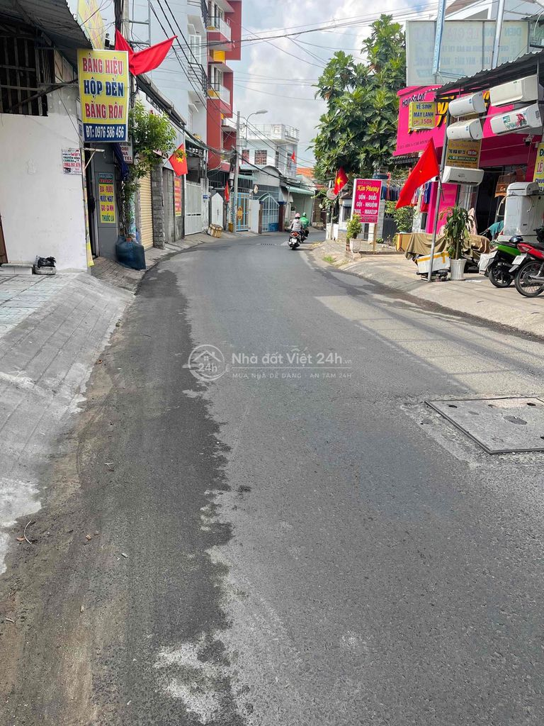 Bán nhà còn mới mặt tiền ố ngay Đình Phong Phú. Kd đầu tư tốt