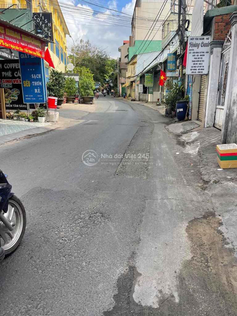 Bán nhà còn mới mặt tiền ố ngay Đình Phong Phú. Kd đầu tư tốt