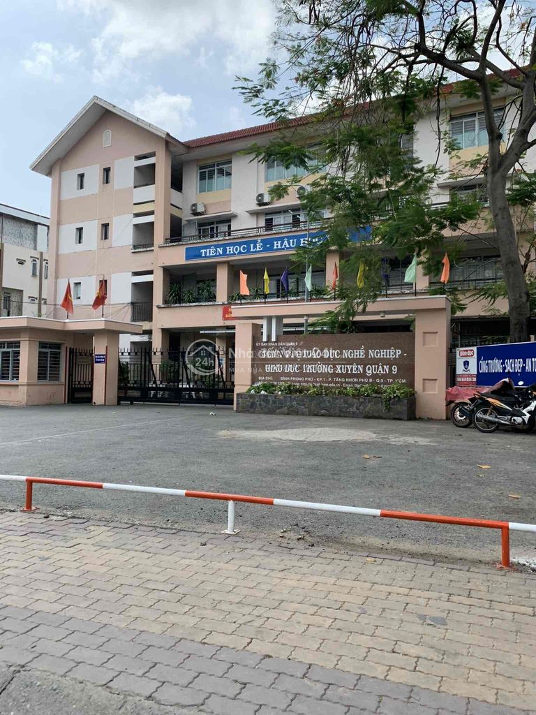 Bán nhà còn mới mặt tiền ố ngay Đình Phong Phú. Kd đầu tư tốt