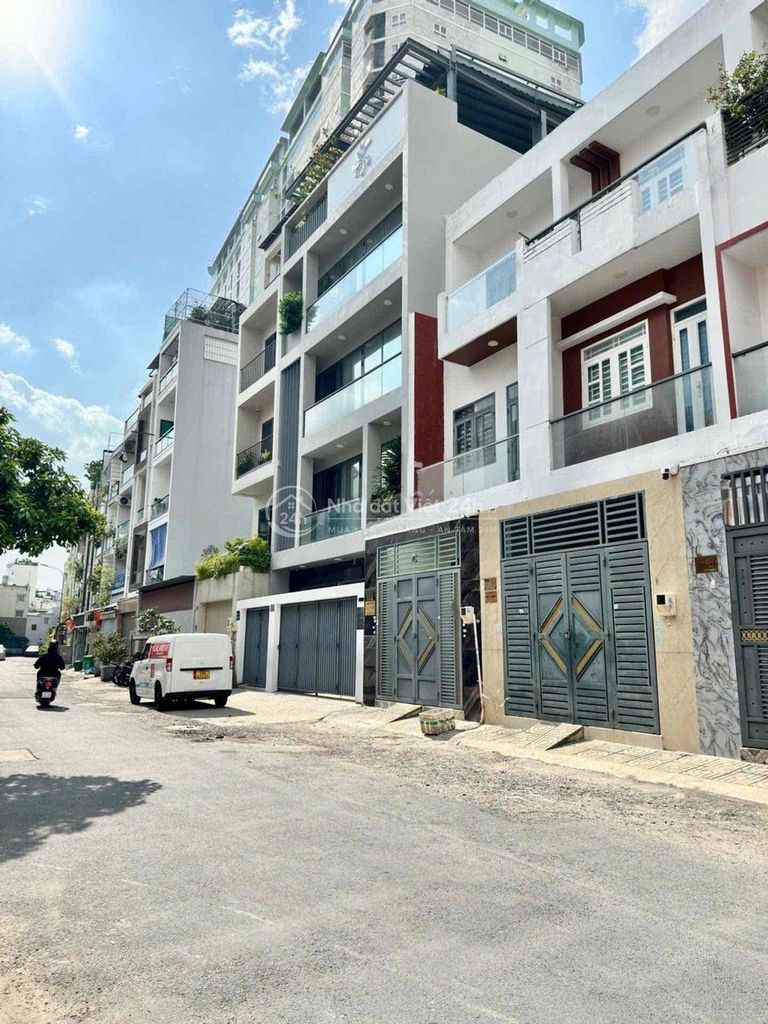 Bán Nhà Tân Phú Ngay Đầm Sen - Hoà Bình Giáp Q11 - Đường 6m - 68m2