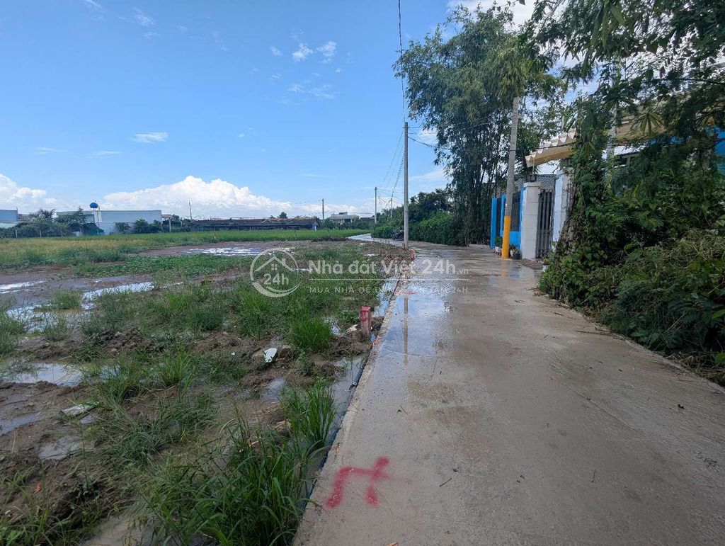 đất thổ cư, sổng hồng riêng, đường xe hơi giá 770 triệu
