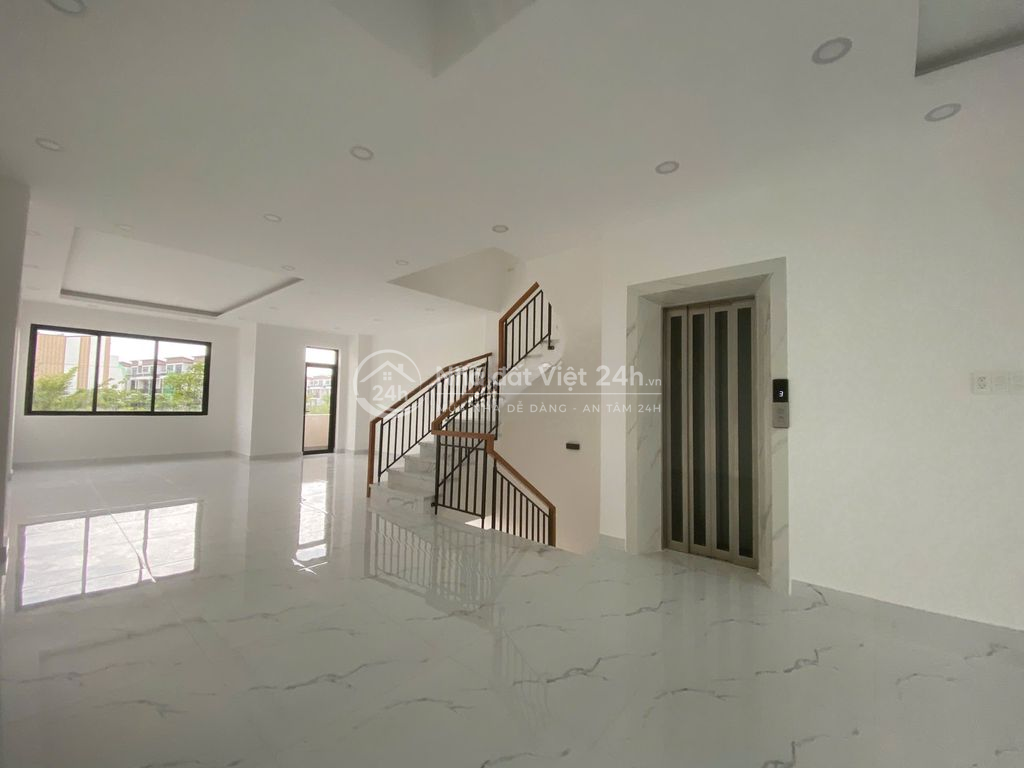 Chủ cần cho thuê nguyên tầng 1 căn Shophouse vị trí đẹp ngay phố đi bộ